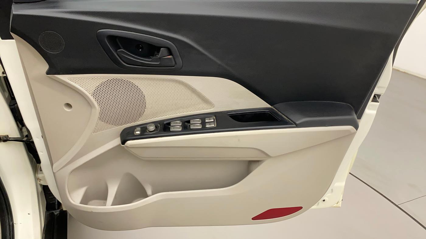 2019 Mahindra XUV300 W6 1.5 DIESEL, Diesel, Manual, 63,140 km, Driver Side Door Panels Control