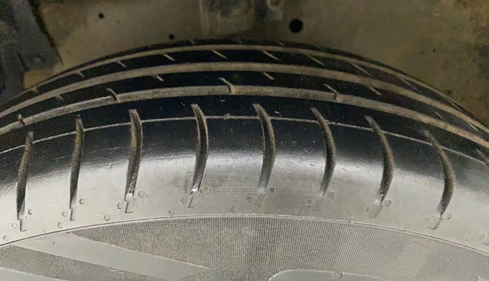 2013 Maruti Swift VXI, CNG, Manual, 74,462 km, Left Front Tyre Tread
