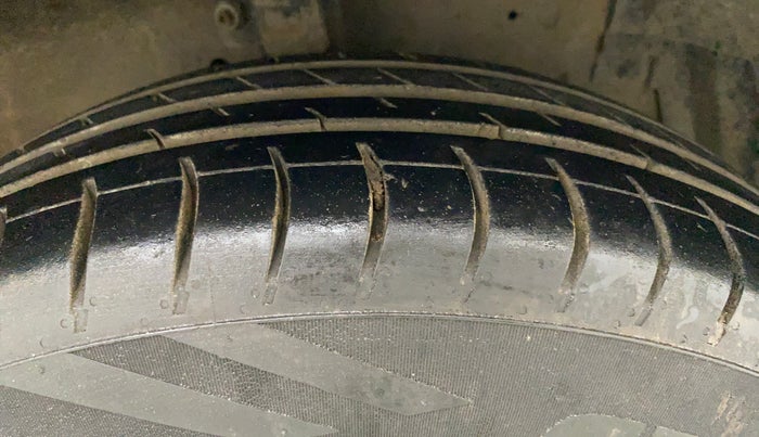 2013 Maruti Swift VXI, CNG, Manual, 74,462 km, Right Front Tyre Tread