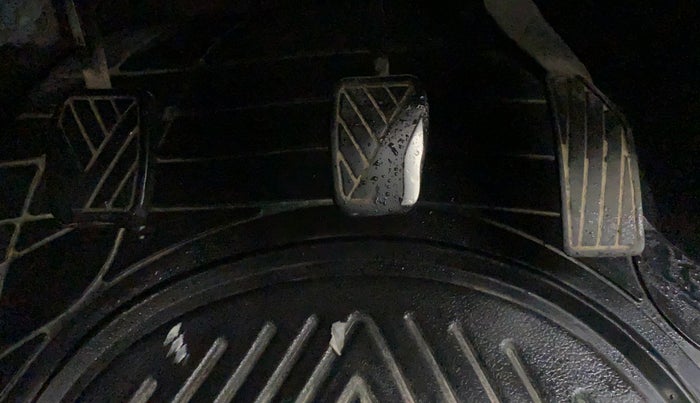 2013 Maruti Swift VXI, CNG, Manual, 74,462 km, Pedals