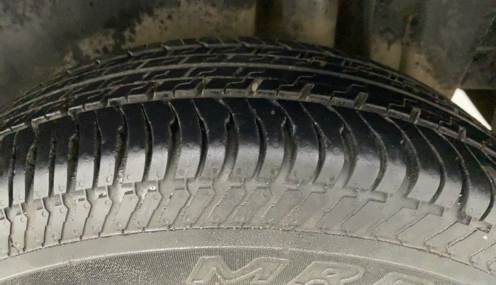 2013 Maruti Swift VXI, CNG, Manual, 74,462 km, Left Rear Tyre Tread