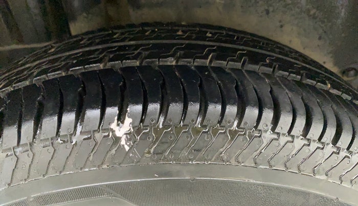 2013 Maruti Swift VXI, CNG, Manual, 74,462 km, Right Rear Tyre Tread