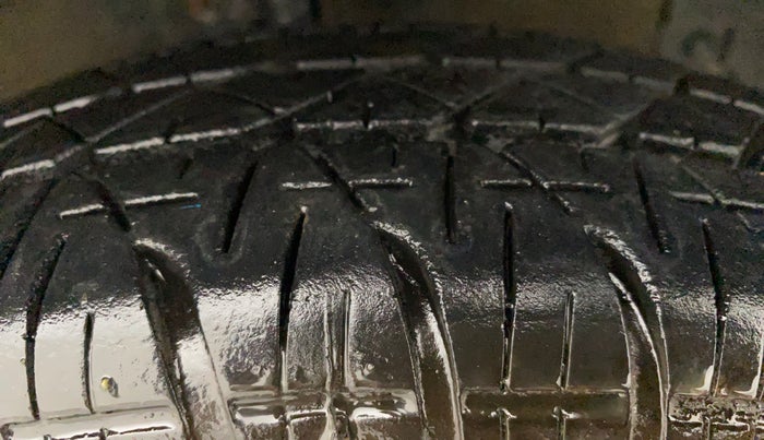2014 Maruti Swift Dzire VXI, Petrol, Manual, 57,209 km, Right Front Tyre Tread