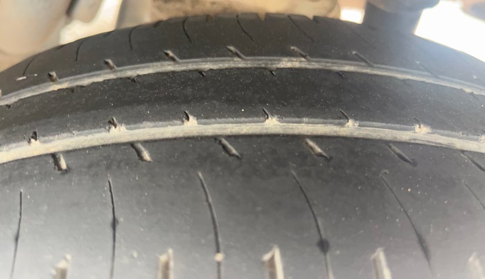 2018 Mahindra KUV 100 NXT K4+ P 6 STR, Petrol, Manual, 53,274 km, Left Rear Tyre Tread