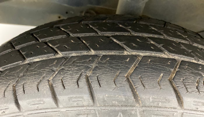 2010 Maruti Eeco 5 STR WITH AC PLUSHTR, Petrol, Manual, 72,991 km, Left Front Tyre Tread