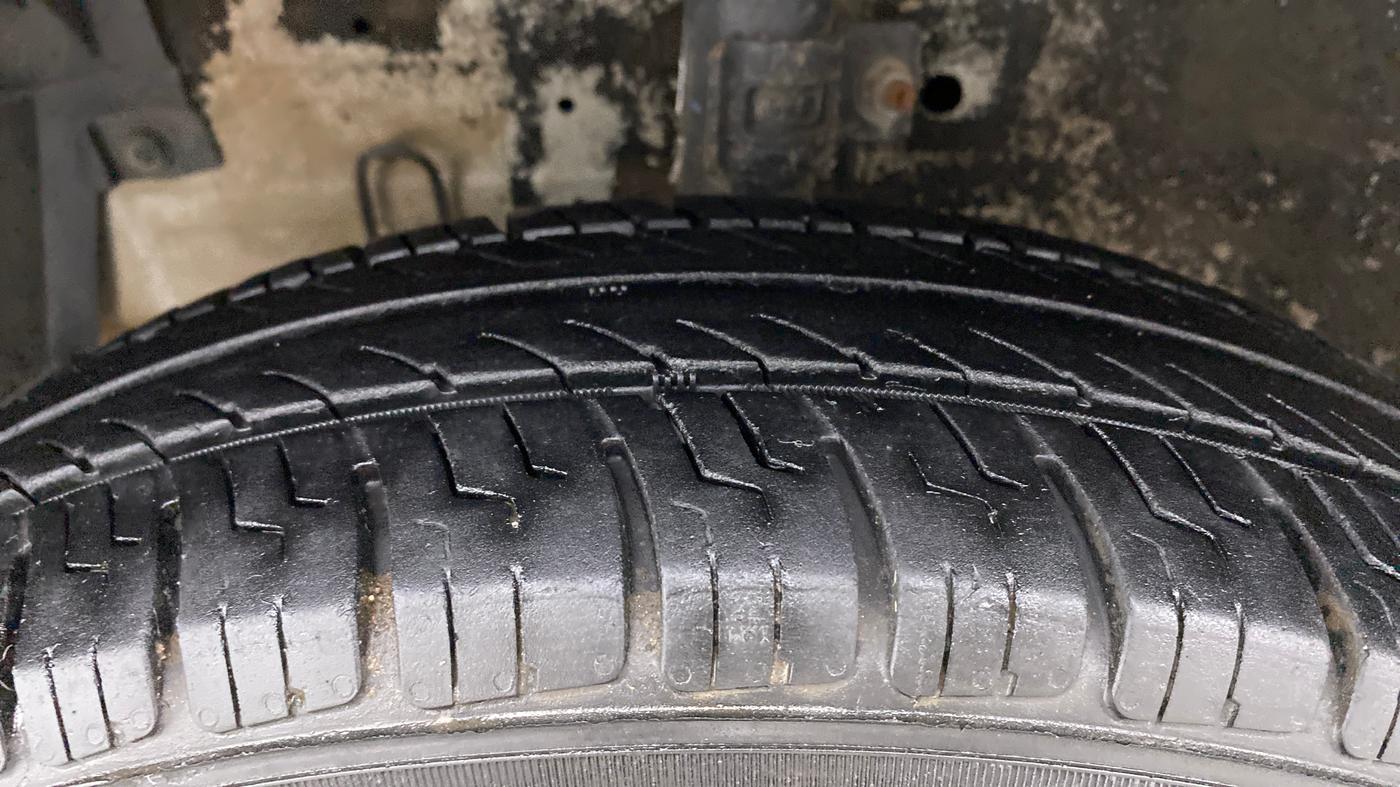 2014 Maruti Swift VXI, Petrol, Manual, 88,030 km, Left Front Tyre Tread