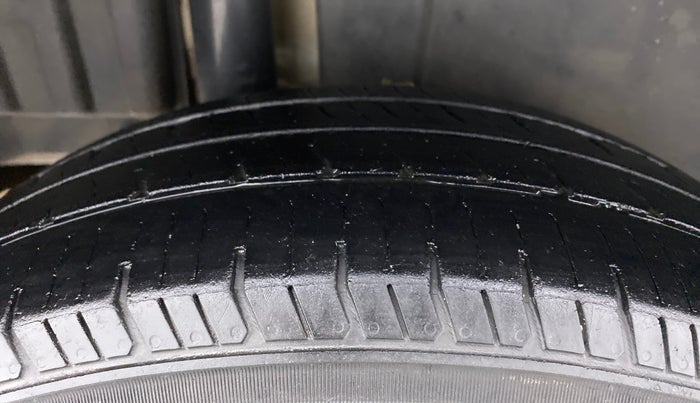 2014 Maruti Swift VXI, Petrol, Manual, 88,030 km, Right Rear Tyre Tread