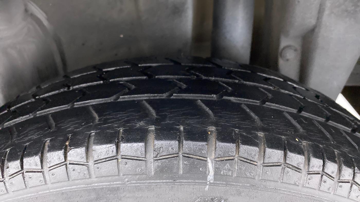 2014 Maruti Swift VXI, Petrol, Manual, 88,030 km, Left Rear Tyre Tread