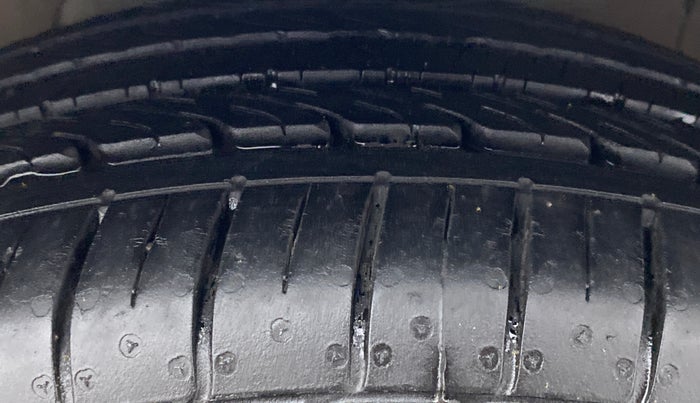 2020 Maruti Ciaz ALPHA 1.5 AT SHVS, Petrol, Automatic, 11,169 km, Right Front Tyre Tread