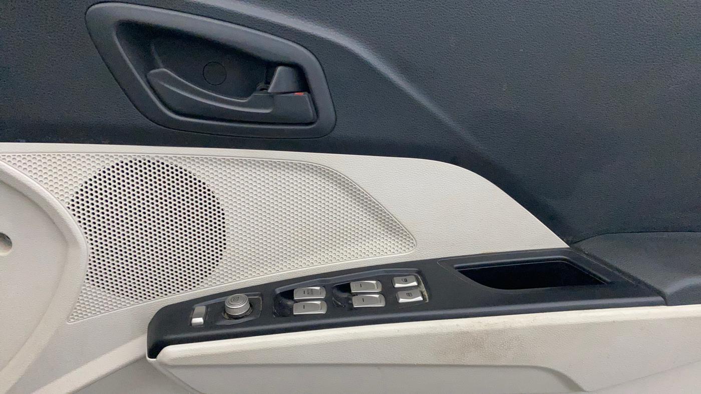 2020 Mahindra XUV300 W6 1.2 PETROL, Petrol, Manual, 15,386 km, Driver Side Door Panels Control
