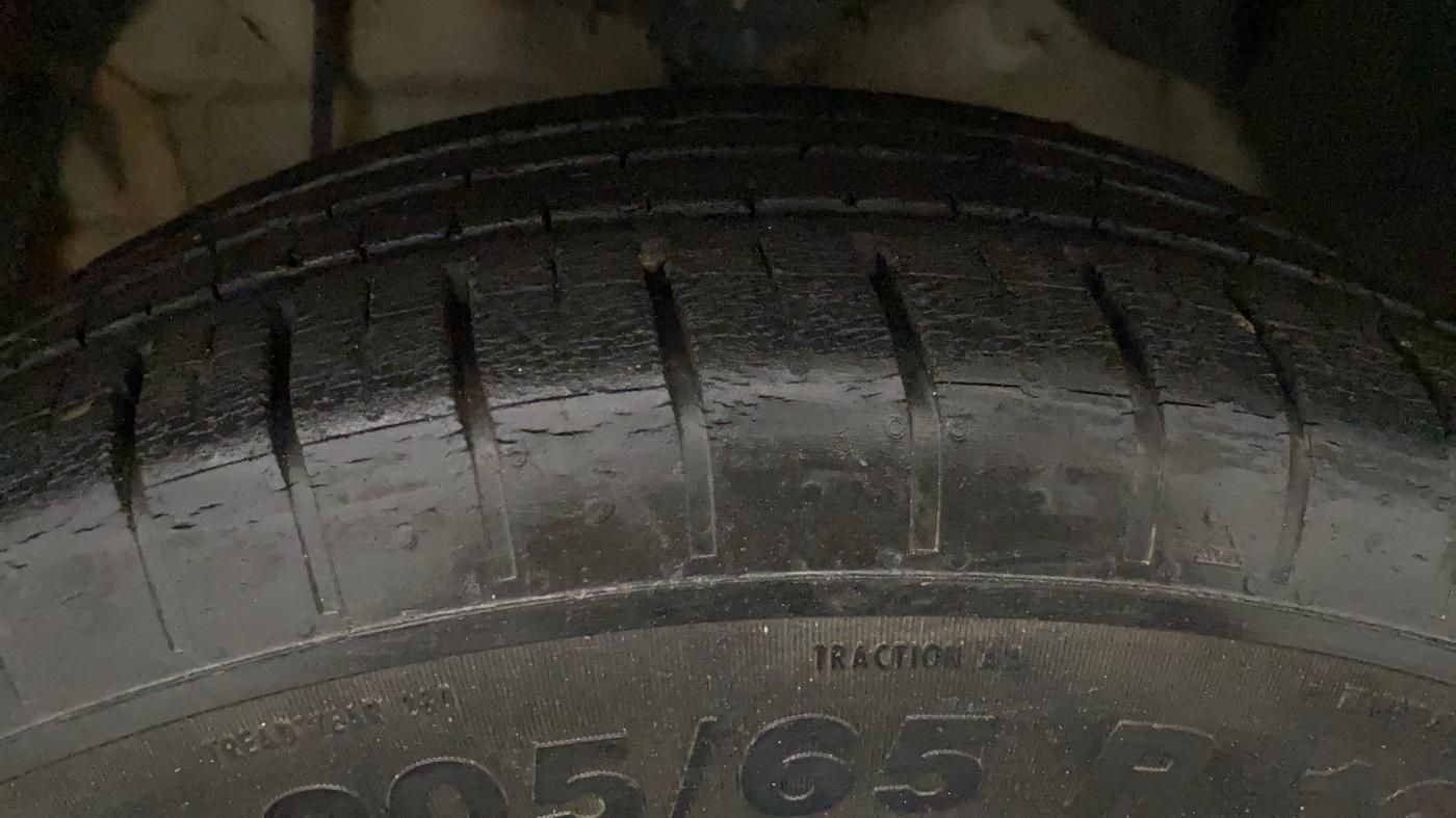 2020 Mahindra XUV300 W6 1.2 PETROL, Petrol, Manual, 15,386 km, Left Front Tyre Tread