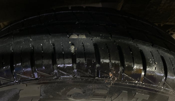 2025 Renault Kwid RXL(O) 1.0L AMT, Petrol, Automatic, 4,793 km, Left Rear Tyre Tread