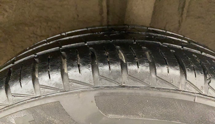 2023 Renault Kwid RXT 1.0 AMT, Petrol, Automatic, 25,339 km, Left Rear Tyre Tread