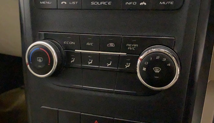 2017 Mahindra XUV500 W4, Diesel, Manual, 58,144 km, AC Unit - Directional switch has minor damage