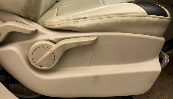 2017 Mahindra XUV500 W4, Diesel, Manual, 58,144 km, Driver Side Adjustment Panel