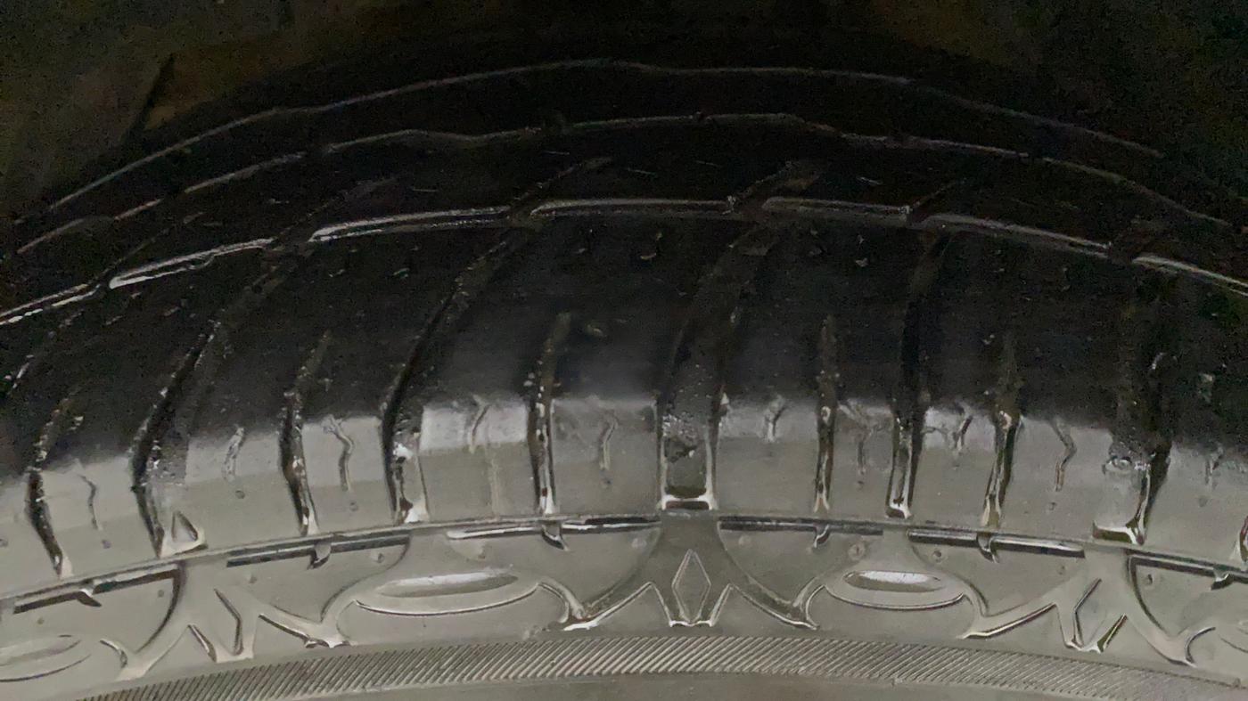 2017 Mahindra XUV500 W4, Diesel, Manual, 58,144 km, Left Front Tyre Tread