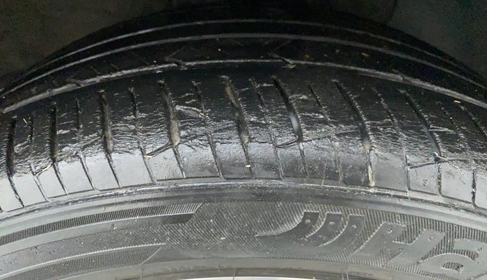 2018 Hyundai Verna 1.6 SX (O) CRDI MT, Diesel, Manual, 30,519 km, Right Front Tyre Tread