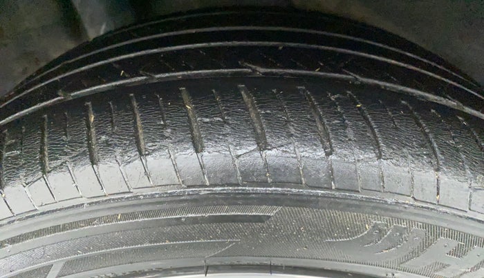 2018 Hyundai Verna 1.6 SX (O) CRDI MT, Diesel, Manual, 30,519 km, Right Rear Tyre Tread