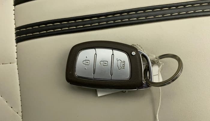 2024 Hyundai VENUE SX 1.2 PETROL, Petrol, Manual, 40,251 km, Key Close Up