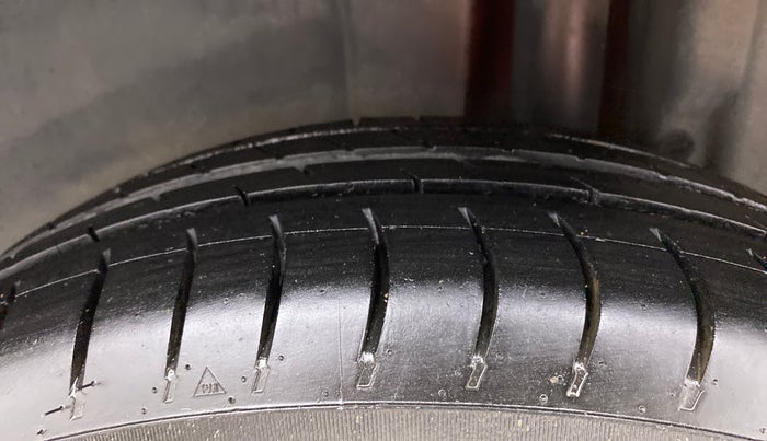2012 Maruti Swift VXI, Petrol, Manual, 71,115 km, Left Rear Tyre Tread