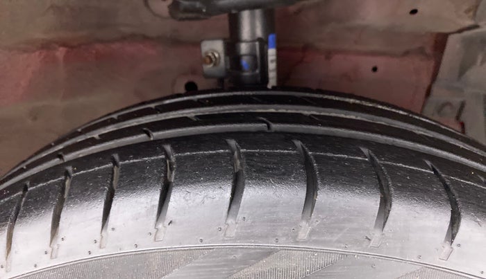 2012 Maruti Swift VXI, Petrol, Manual, 71,115 km, Right Front Tyre Tread