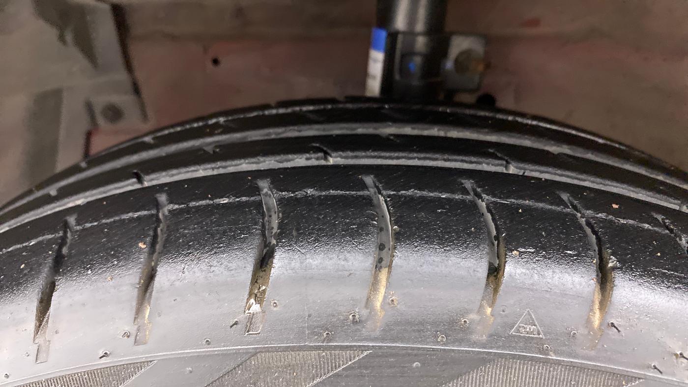 2012 Maruti Swift VXI, Petrol, Manual, 71,115 km, Left Front Tyre Tread