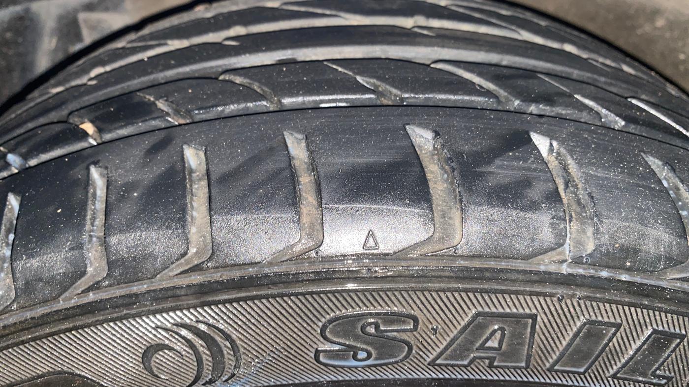 2023 Maruti Ciaz ZETA 1.5 SHVS MT PETROL, Petrol, Manual, 90,512 km, Left Front Tyre Tread