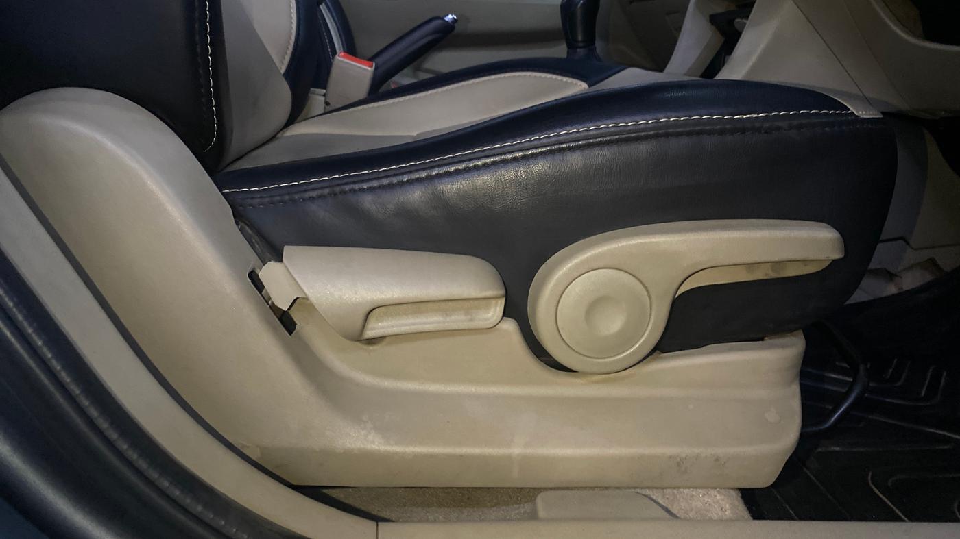 2023 Maruti Ciaz ZETA 1.5 SHVS MT PETROL, Petrol, Manual, 90,512 km, Driver Side Adjustment Panel