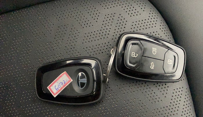 2023 Tata NEXON XZA PLUS LUX SUNROOF DARK PETROL, Petrol, Automatic, 20,080 km, Key Close Up