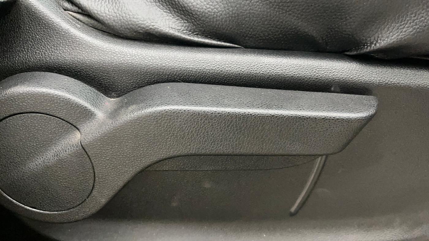 2019 Mahindra MARAZZO M6 7 STR, Diesel, Manual, 1,12,118 km, Driver Side Adjustment Panel