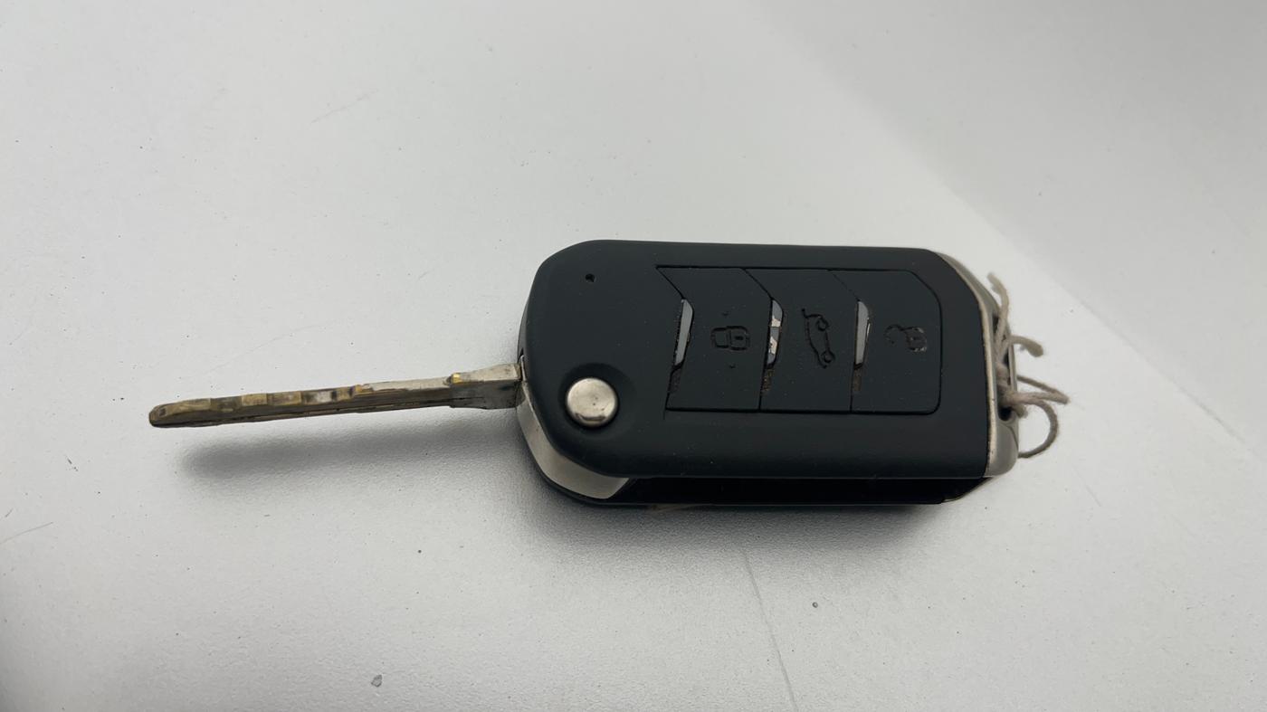 2019 Mahindra MARAZZO M6 7 STR, Diesel, Manual, 1,12,118 km, Key Close Up
