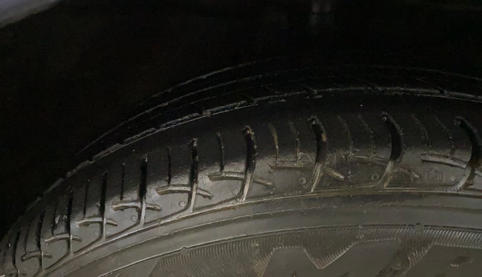 2018 Maruti Ciaz ZETA 1.4  MT PETROL, Petrol, Manual, 67,235 km, Right Front Tyre Tread