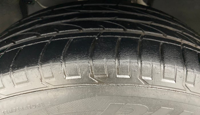 2018 Renault Captur RXE PETROL MT, Petrol, Manual, 26,678 km, Left Front Tyre Tread