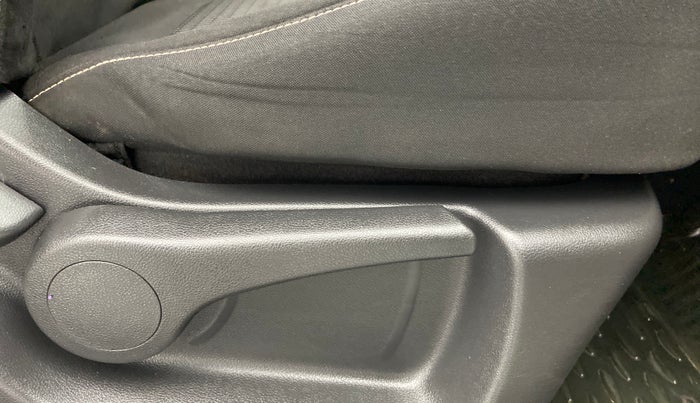 2018 Renault Captur RXE PETROL MT, Petrol, Manual, 26,678 km, Driver Side Adjustment Panel