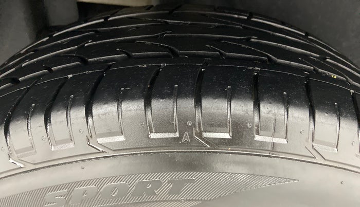 2018 Renault Captur RXE PETROL MT, Petrol, Manual, 26,678 km, Right Rear Tyre Tread