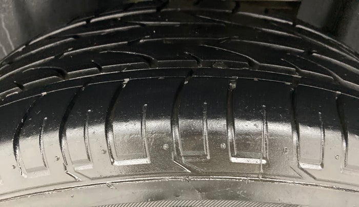 2018 Renault Captur RXE PETROL MT, Petrol, Manual, 26,678 km, Left Rear Tyre Tread