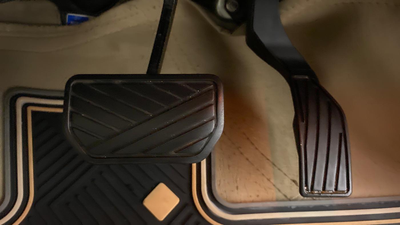 2019 Maruti Ciaz ALPHA 1.5 AT SHVS, Petrol, Automatic, 67,388 km, Pedals