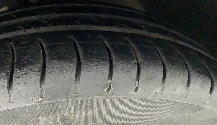 2014 Volkswagen Polo HIGHLINE1.2L, Petrol, Manual, 1,05,337 km, Left Front Tyre Tread