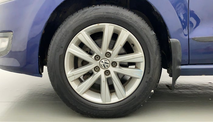 2014 Volkswagen Polo HIGHLINE1.2L, Petrol, Manual, 1,05,337 km, Left Front Wheel
