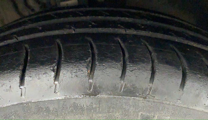 2014 Volkswagen Polo HIGHLINE1.2L, Petrol, Manual, 1,05,337 km, Right Front Tyre Tread