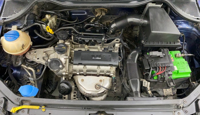 2014 Volkswagen Polo HIGHLINE1.2L, Petrol, Manual, 1,05,337 km, Open Bonet