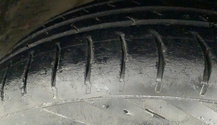 2014 Volkswagen Polo HIGHLINE1.2L, Petrol, Manual, 1,05,337 km, Left Rear Tyre Tread