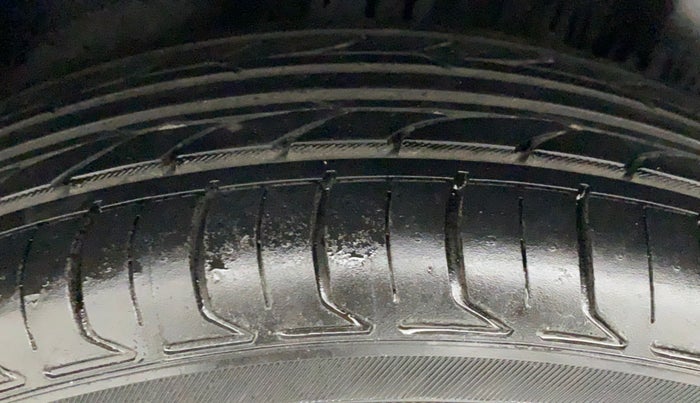 2014 Volkswagen Polo HIGHLINE1.2L, Petrol, Manual, 1,05,337 km, Right Rear Tyre Tread