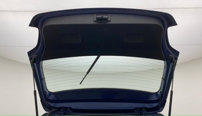 2014 Volkswagen Polo HIGHLINE1.2L, Petrol, Manual, 1,05,337 km, Boot Door Open