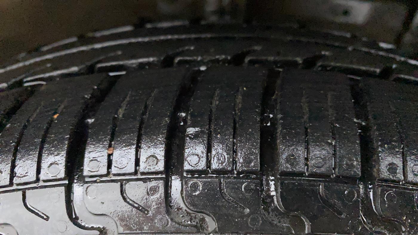 2015 Maruti Swift Dzire VXI, Petrol, Manual, 1,03,908 km, Right Front Tyre Tread