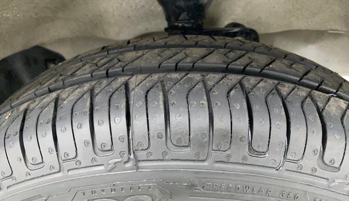 2016 Maruti Eeco 5 STR CNG WITH HTR, CNG, Manual, 55,338 km, Right Front Tyre Tread
