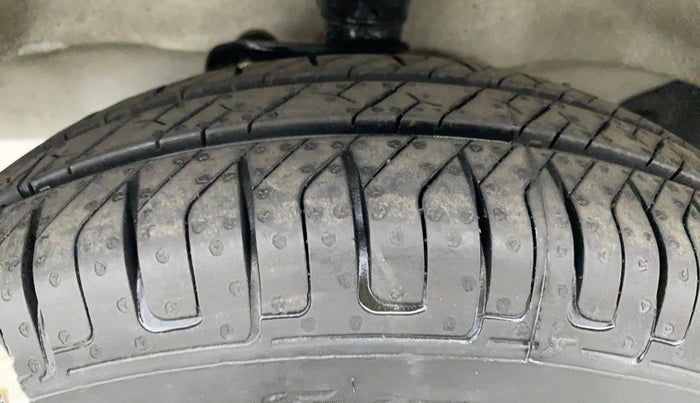 2016 Maruti Eeco 5 STR CNG WITH HTR, CNG, Manual, 55,338 km, Left Front Tyre Tread