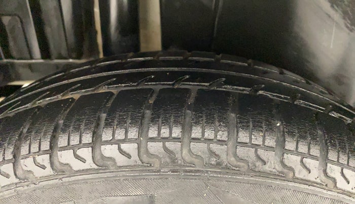 2016 Maruti Swift LXI OPT, Petrol, Manual, 28,192 km, Right Rear Tyre Tread