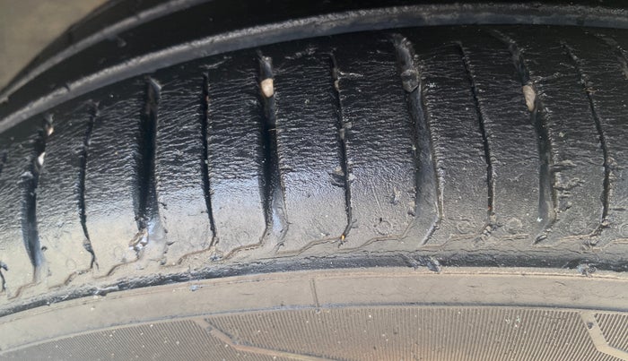 2022 Renault TRIBER RXZ, Petrol, Manual, 20,165 km, Right Front Tyre Tread