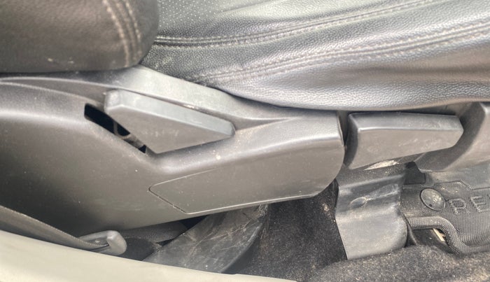 2022 Renault TRIBER RXZ, Petrol, Manual, 20,165 km, Driver Side Adjustment Panel